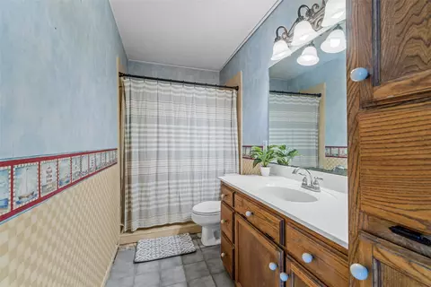 Bath - 704 E Moonlight Dr, Robinson, TX 76706 photo 1 of 2