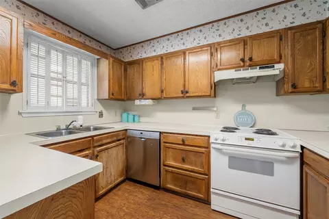 Kitchen - 704 E Moonlight Dr, Robinson, TX 76706 photo 1 of 1