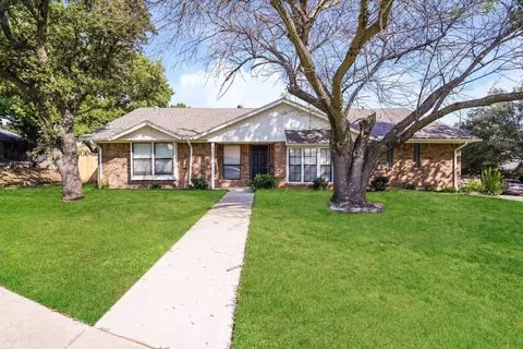 2725 Clearmeadow Ct, Bedford, TX 76021