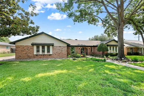 624 Springhill Ct, Hurst, TX 76054