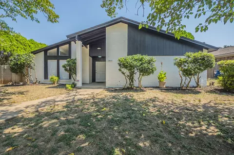 6801 Loma Vista Dr, Fort Worth, TX 76133
