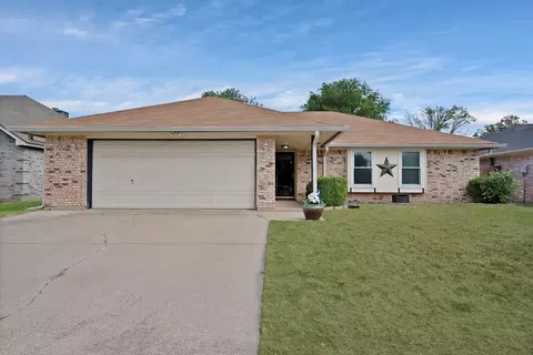 6221 Courtside Dr, Watauga, TX 76148