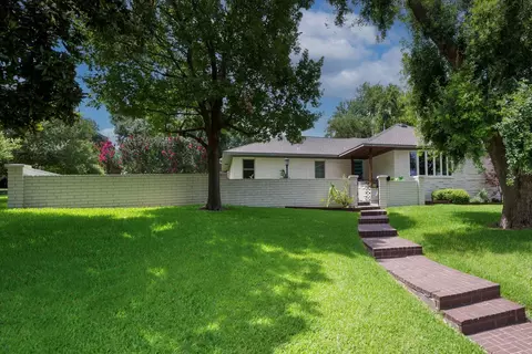 133 Lakeridge Dr, Dallas, TX 75218