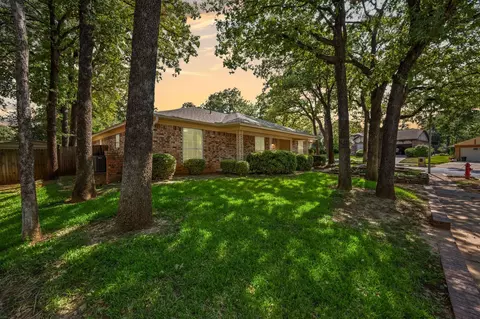 3000 Willow Ln, Bedford, TX 76021
