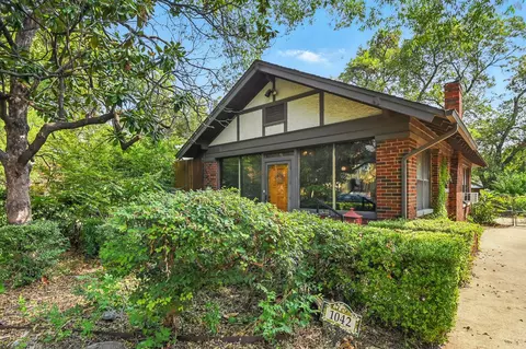 1042 N Clinton Ave, Dallas, TX 75208