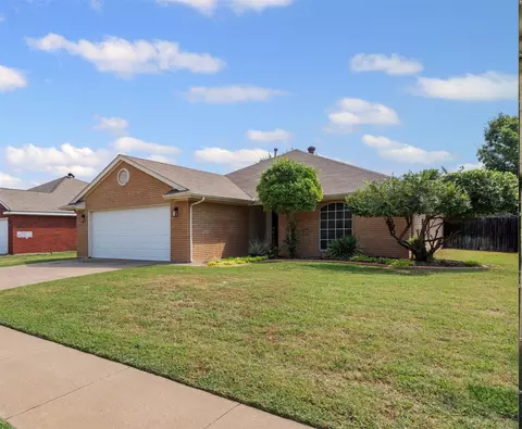 137 Blue Wood Dr, Saginaw, TX 76179