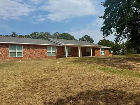 120 E Huron Cir, Nocona, TX 76255