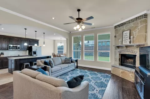 402 Belmont Dr, Midlothian, TX 76065