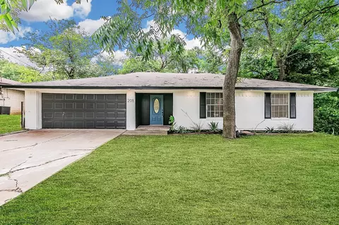208 Evelyn St, Desoto, TX 75115