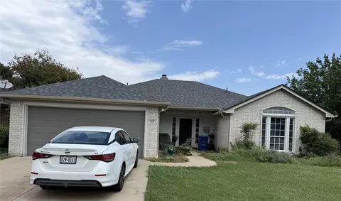 708 Creekview Dr, Burleson, TX 76028