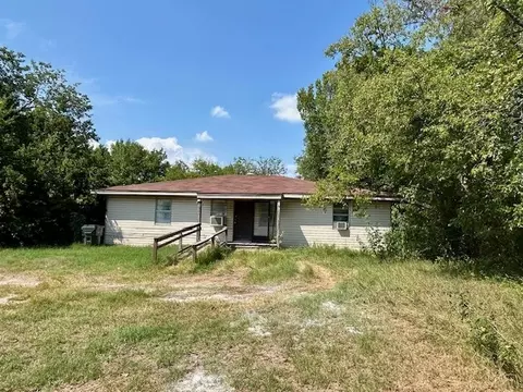 1013 W Yeagua St, Groesbeck, TX 76642