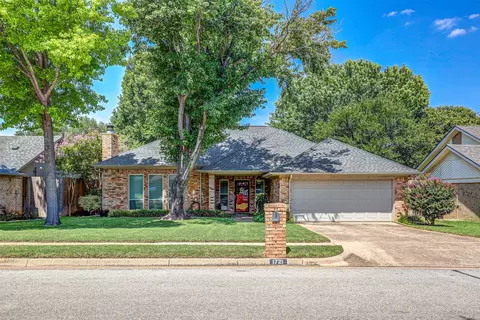 1721 Saxon Dr, Bedford, TX 76021