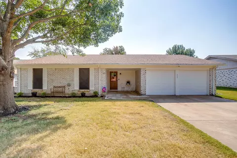 208 Matthew Dr, Crowley, TX 76036