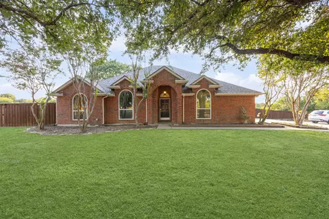 Exterior - 4641 Plainview Rd, Midlothian, TX 76065 photo 3 of 10