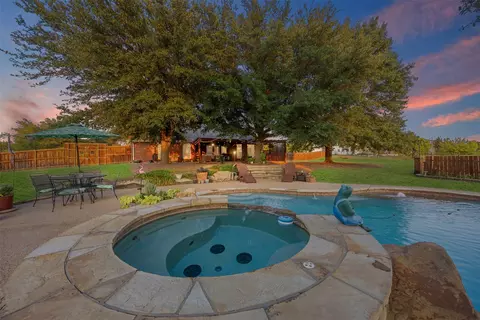 Exterior - 4641 Plainview Rd, Midlothian, TX 76065 photo 8 of 10