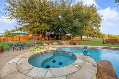 Exterior - 4641 Plainview Rd, Midlothian, TX 76065 photo 9 of 10