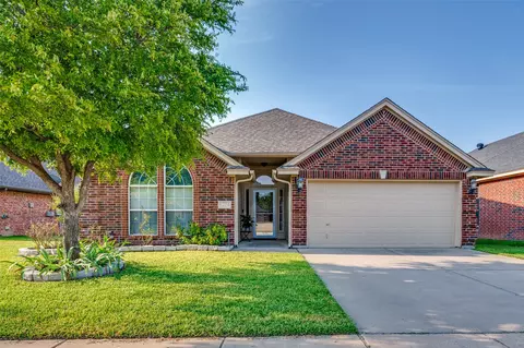 8224 Fall Crest Dr, Hurst, TX 76053