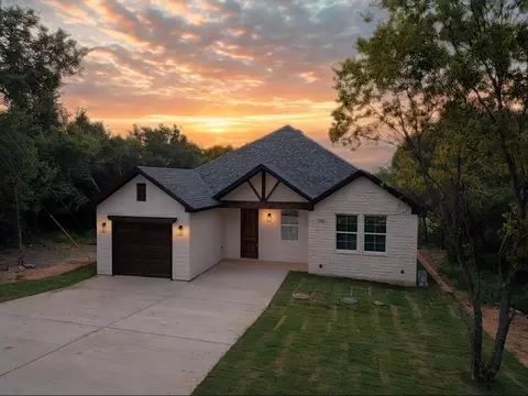 750 E Bluebonnet Dr, Granbury, TX 76048