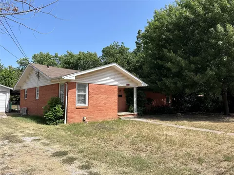 610 Cooper St, Bowie, TX 76230