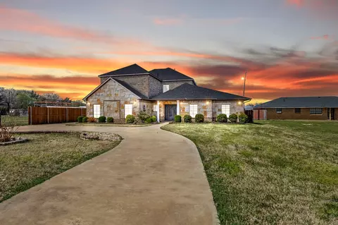 3003 Russell Rd, Arlington, TX 76001