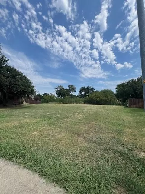 647 Three Tee Ct, Grand Prairie, TX 75052