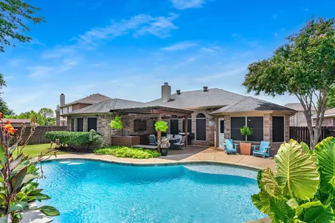 909 Bayshore Dr, Mansfield, TX 76063