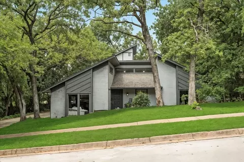 2203 Park Hill Dr, Arlington, TX 76012