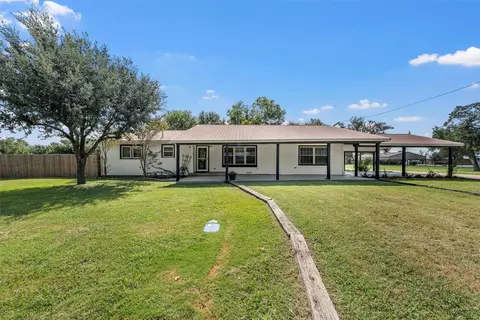 703 E Hackberry St, Lott, TX 76656
