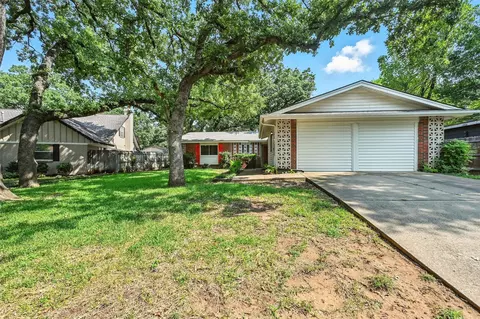 2805 Blackwood Dr, Arlington, TX 76013