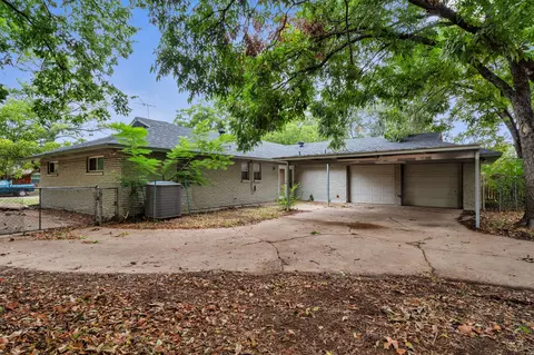 Exterior - 1204 Elby St, Irving, TX 75061 photo 7 of 8
