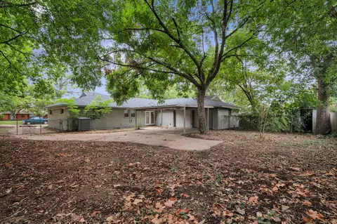 Exterior - 1204 Elby St, Irving, TX 75061 photo 5 of 8