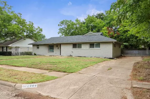 Exterior - 1204 Elby St, Irving, TX 75061 photo 2 of 8
