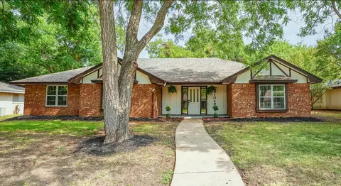 1049 Rosewood Dr, Desoto, TX 75115