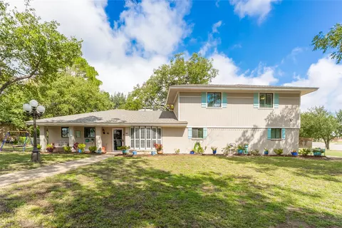 807 Hilltop Dr, Weatherford, TX 76086