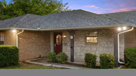 801 Little Creek Trl, Oak Leaf, TX 75154