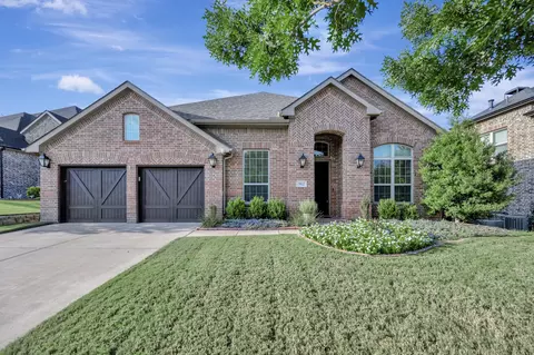 912 Champions Ct, Roanoke, TX 76262