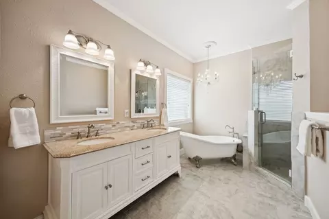 Bath - 676 Mcvoid Rd, Springtown, TX 76082 photo 1 of 5