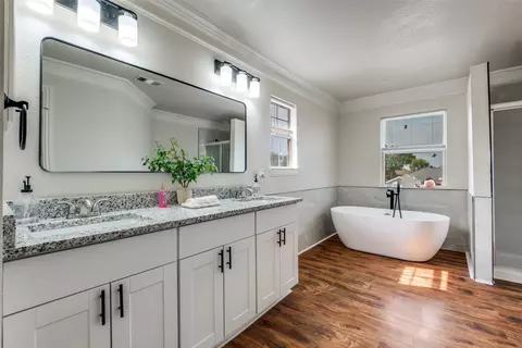 Bath - 805 E Grubb Dr, Mesquite, TX 75149 photo 1 of 5