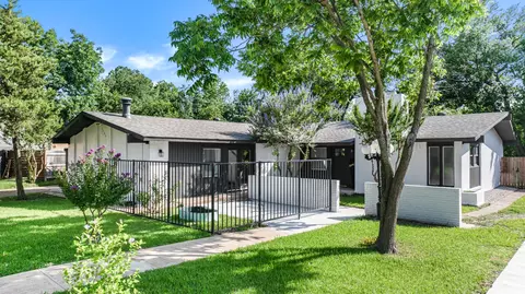 1122 Edwards Ct S, Irving, TX 75062