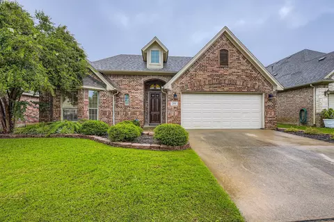 206 Edinborough Dr, Euless, TX 76039
