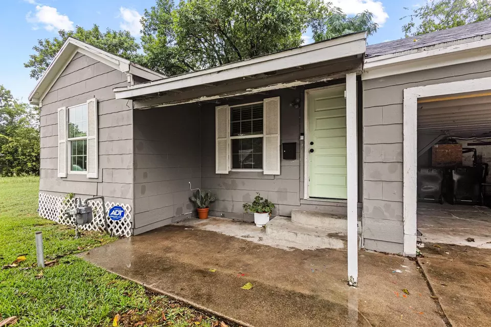 Exterior - 4018 Gordon St, Greenville, TX 75401 photo 4 of 8