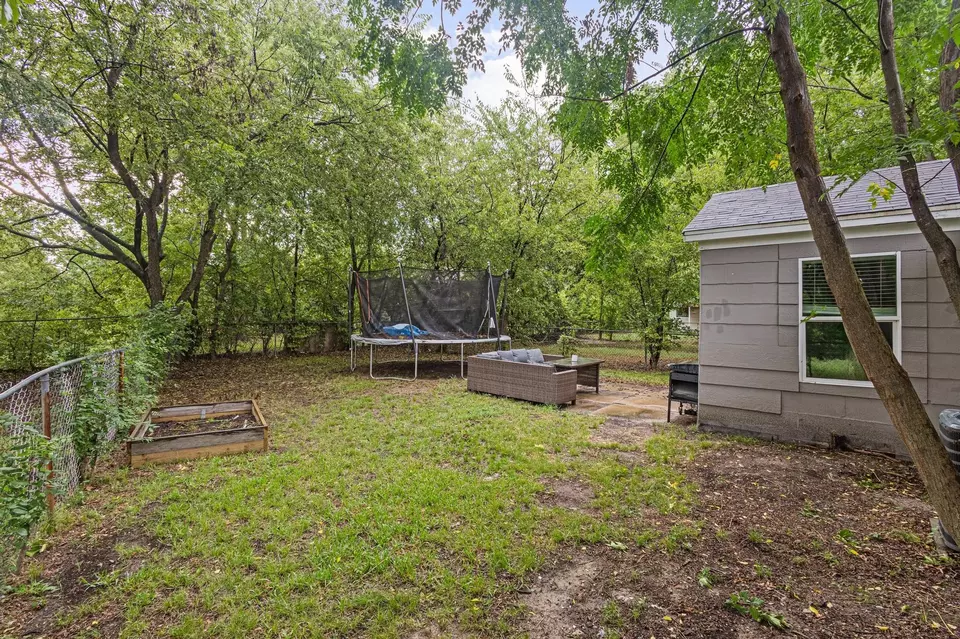 Exterior - 4018 Gordon St, Greenville, TX 75401 photo 7 of 8