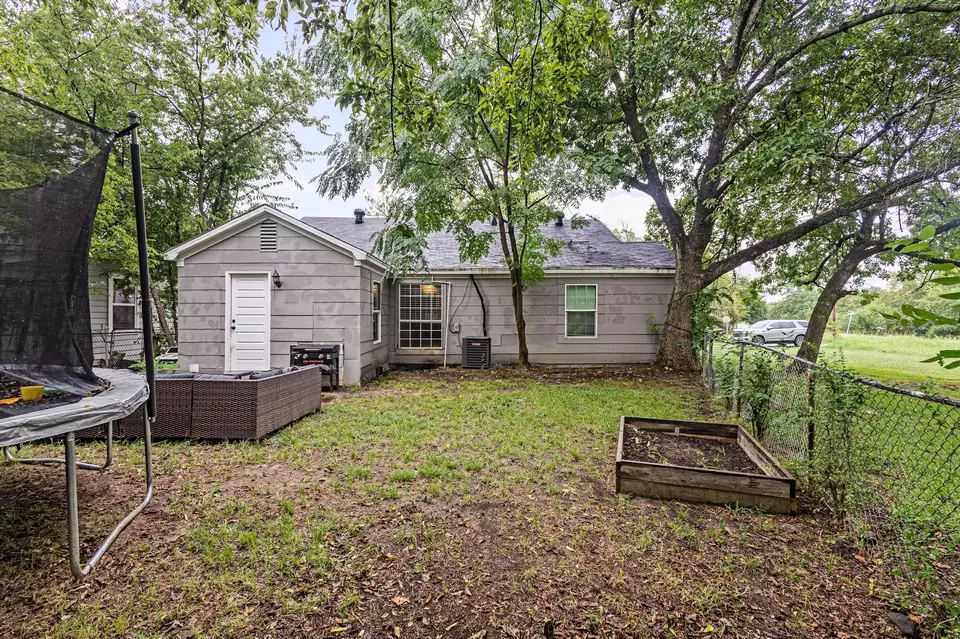 Exterior - 4018 Gordon St, Greenville, TX 75401 photo 8 of 8