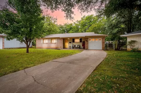 312 Gardenia Ct, Burleson, TX 76028