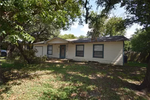 1215 Country Club Rd, Cleburne, TX 76033