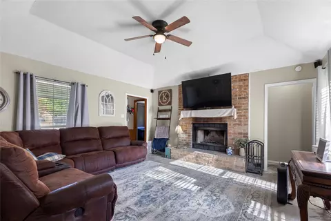 746 S Valentine Dr, Sherman, TX 75090