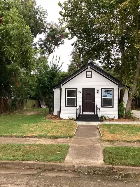 204 S Walnut St, Cleburne, TX 76033