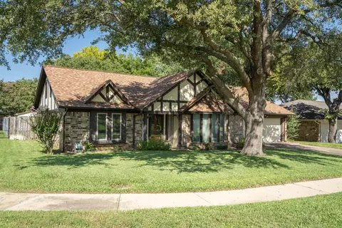 3816 Oxford Ct, Bedford, TX 76021