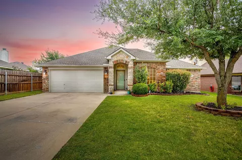 1120 Linden Dr, Burleson, TX 76028