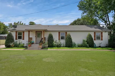 922 W Wintergreen Rd, Lancaster, TX 75134